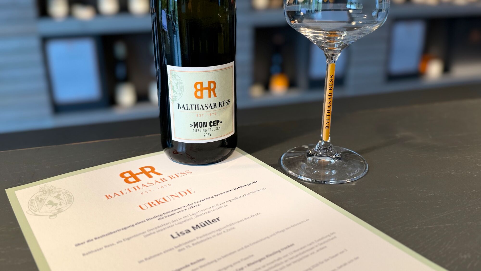 Flasche »Mon Cep« Rheingau Riesling trocken im Weinberg